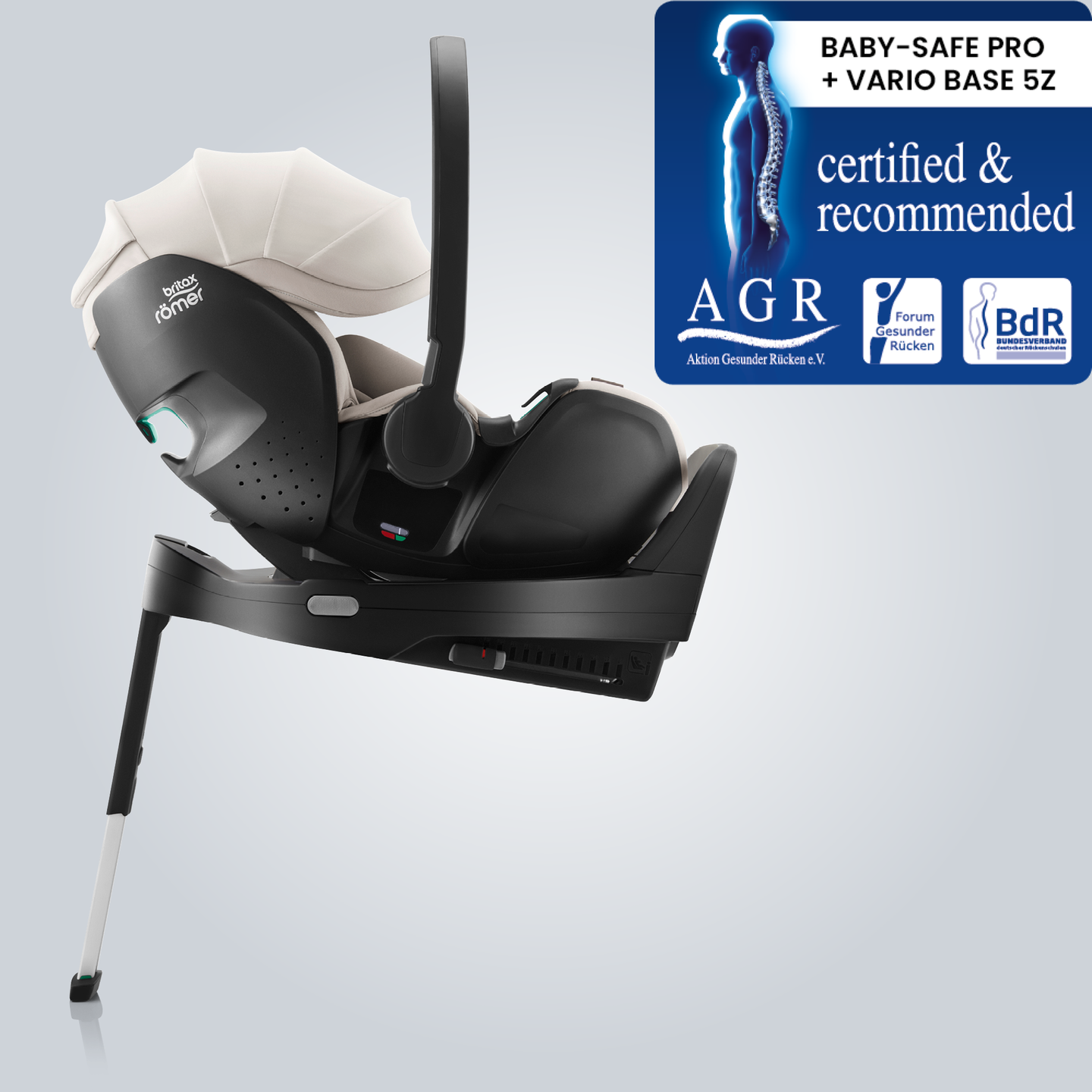 BABY-SAFE PRO beb&ecirc;-conforto em Soft Taupe, montado em uma base ISOFIX com perna de apoio, mostrado em vista lateral com o selo &ldquo;Tested & Recommended&rdquo; da Aktion Gesunder R&uuml;cken e.V.