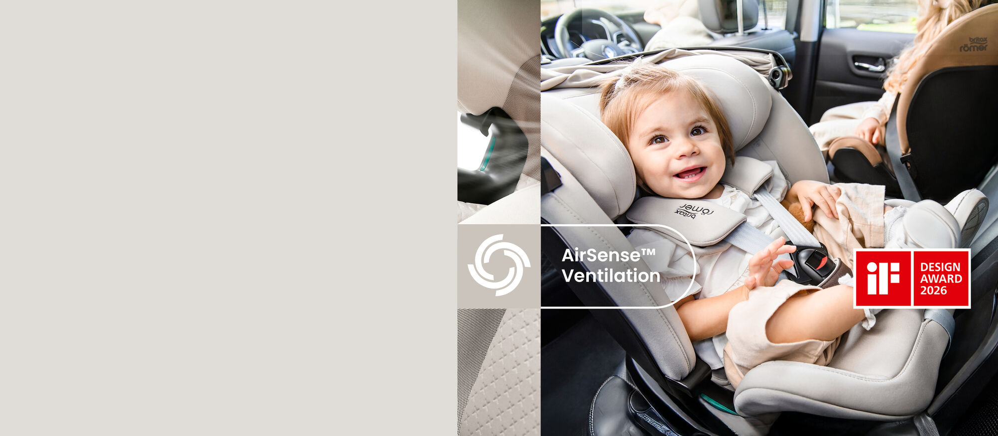 Crian&ccedil;a pequena presa na cadeira auto Britax R&ouml;mer SWIVEL-GROW MAX AIR num ve&iacute;culo, com detalhes de ventila&ccedil;&atilde;o AirSense&trade; e selo iF Design Award 2026.