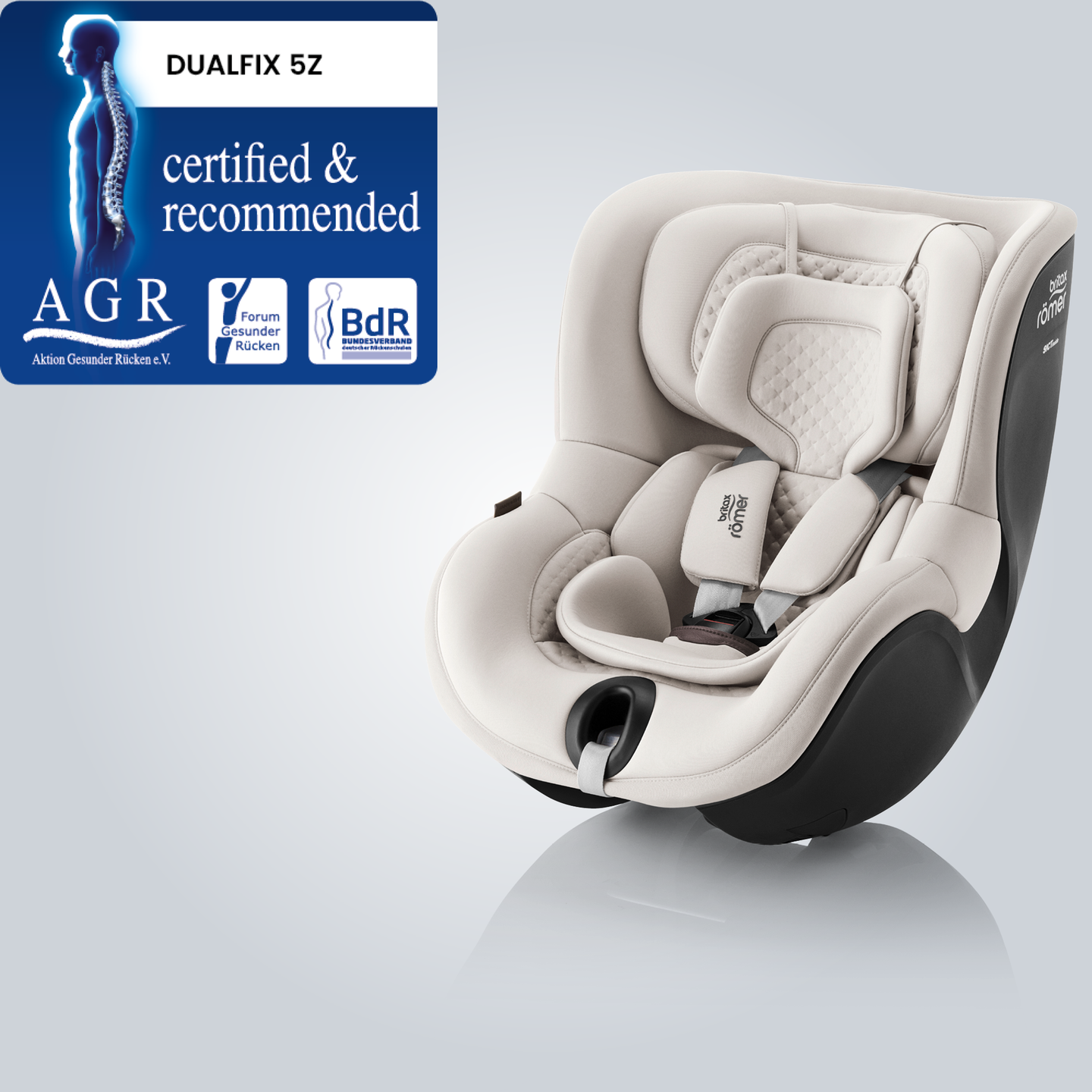 DUALFIX 5Z, assento automotivo girat&oacute;rio 360&deg; para crian&ccedil;as pequenas, mostrado em posi&ccedil;&atilde;o voltada para frente com o selo &ldquo;Tested & Recommended&rdquo; da Aktion Gesunder R&uuml;cken e.V.