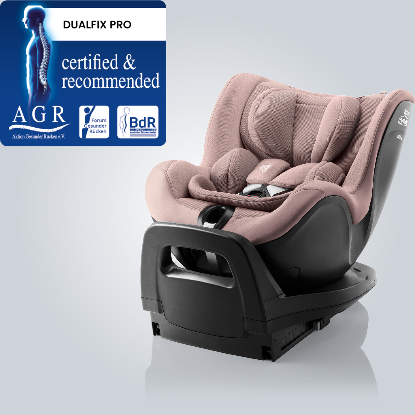  DUALFIX PRO em Dusty Rose, assento automotivo girat&oacute;rio 360&deg; para beb&ecirc;s com laterais profundas e base integrada, mostrado em vista frontal inclinada com o selo &ldquo;Tested & Recommended&rdquo; da Aktion Gesunder R&uuml;cken e.V.